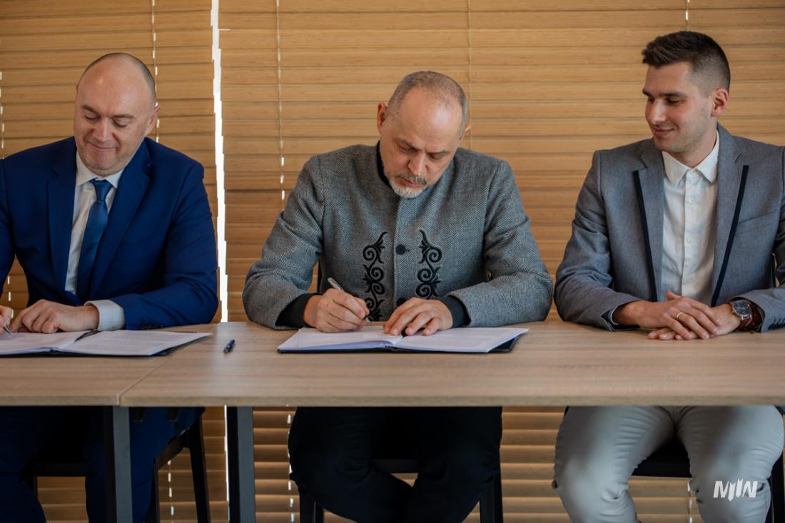 Zdjęcie 1. Podpisanie umowy. Fot. Michalina Kurdelska/MIIWŚ.