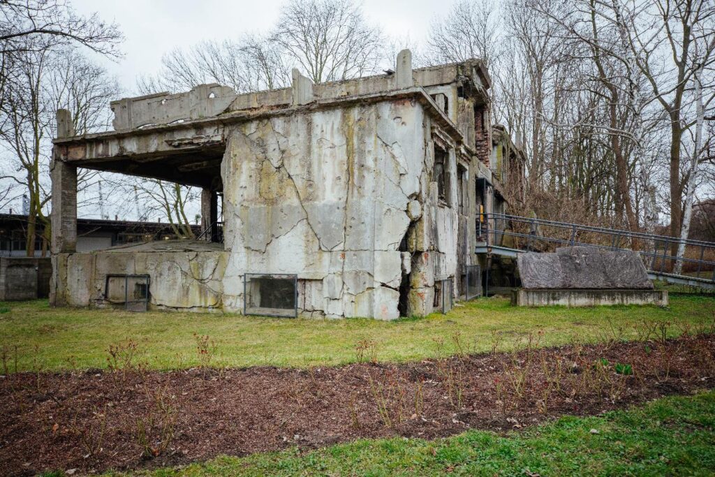 Zdjęcie 2 – Ruiny nowych koszar. Fot. Agnieszka Stawrosiejko/MIIWŚ.