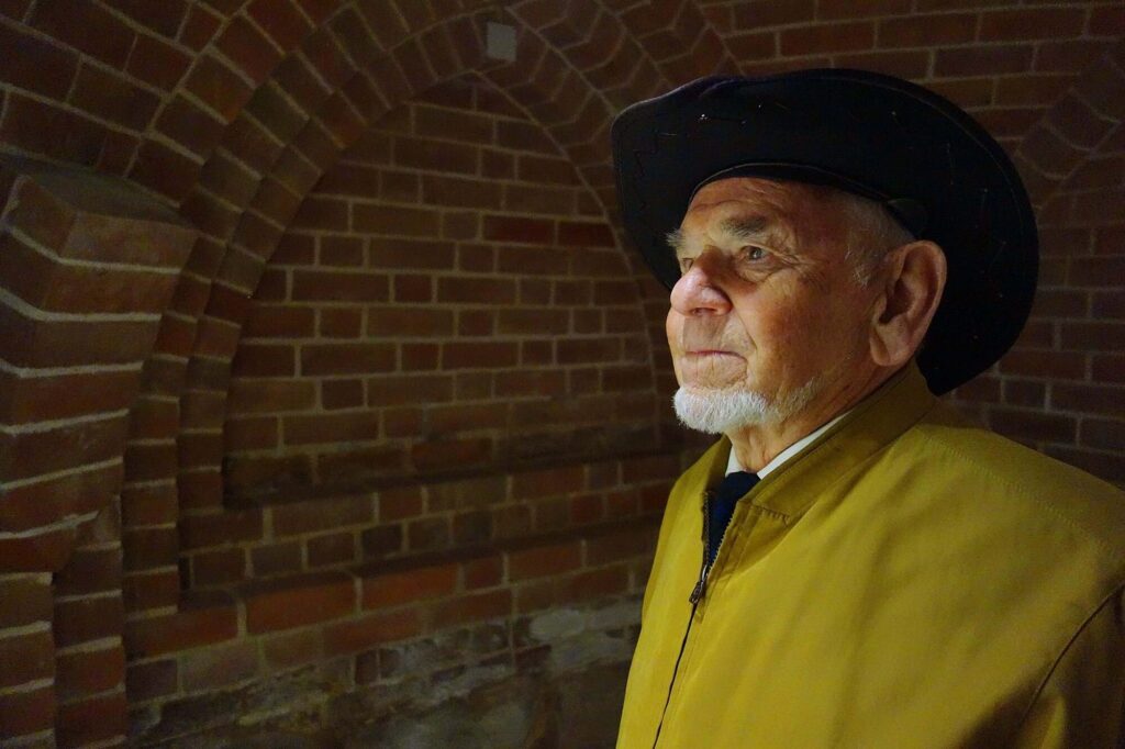 Łukasz Rogiński w Piwnicy Romańskiej, 2023 r., fot. Marcin Fedoruk