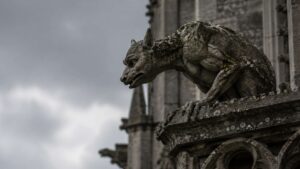 Gargulec od A do Z: definicja, cechy, mity – kamienna bestia na straży świątyni