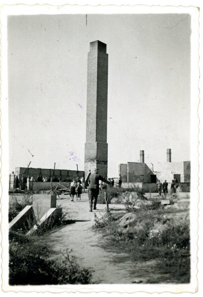 Ruiny spalonego przez Niemców krematorium, fot. S. Magierski