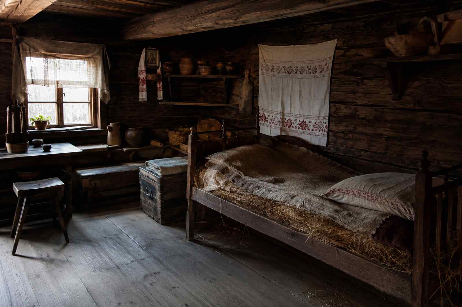 Jak spano w dawnych domach – łóżka, sienniki i nocne zwyczaje