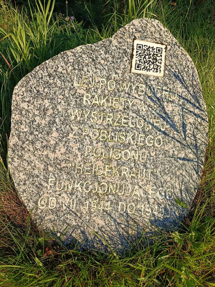 Kamień w Lisinach oznaczający lej po rakiecie V-2 wystrzelonej z pobliskiego niemieckiego poligonu rakietowego Heidekraut, funkcjonującego w rejonie Wierzchucina w latach 1944–1945. Fot. Łukasz Augustyński