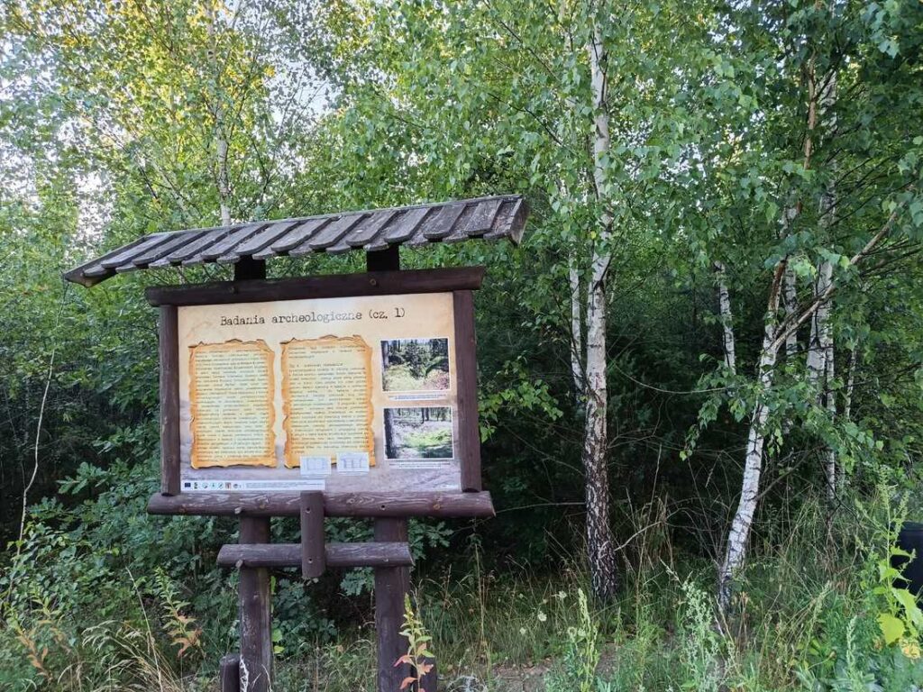 Suchom w Borach Tucholskich. Tablica „Badania archeologiczne (cz. 1)” poświęcona rozpoznawaniu pozostałości dawnego niemieckiego poligonu rakietowego Heidekraut. Materialnych śladów ośrodka poszukiwano również w lasach otaczających Wierzchucin i sąsiednie miejscowości. Fot. Łukasz Augustyński