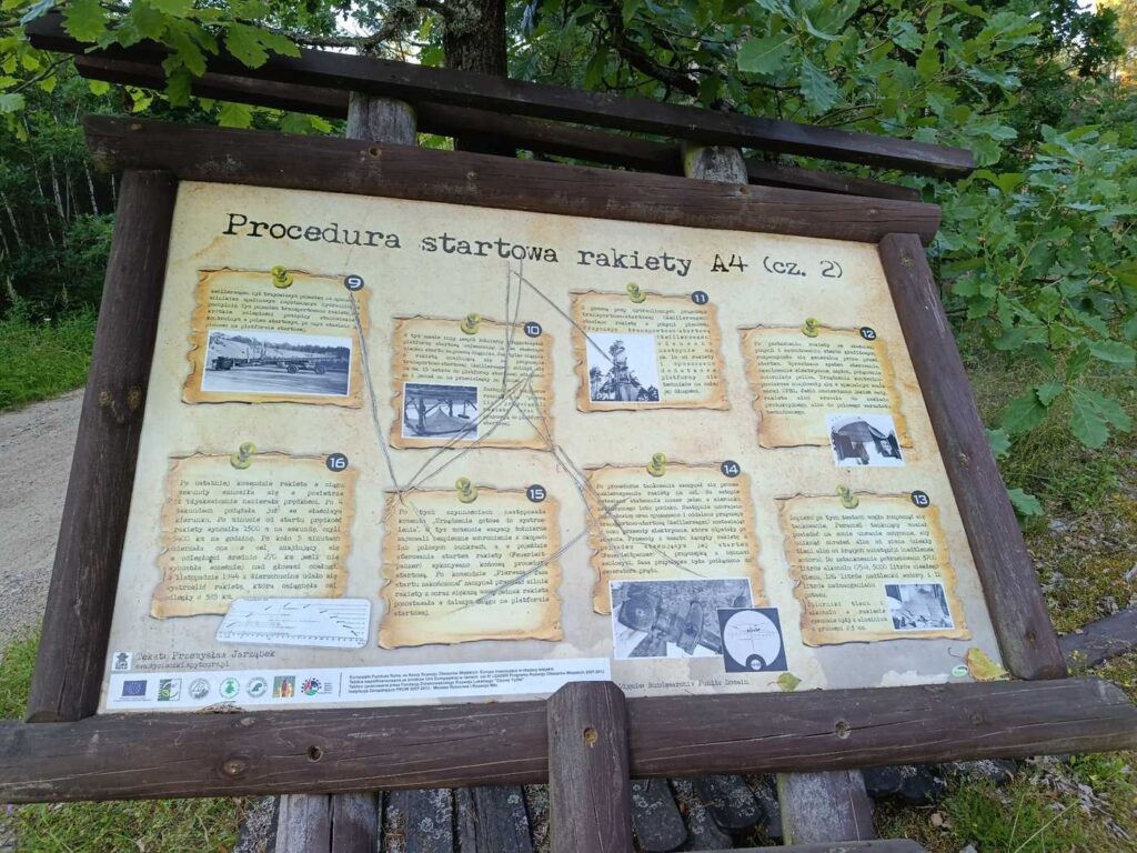 Suchom w Borach Tucholskich. Tablica „Procedura startowa rakiety A4 (cz. 2)” prezentująca kolejne czynności związane z przygotowaniem rakiety A4, znanej później jako V-2, do startu. Jest częścią terenowych materiałów przypominających historię poligonu Heidekraut. Fot. Łukasz Augustyński