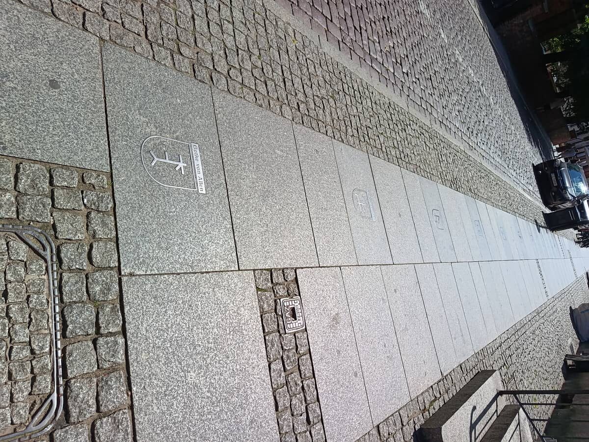 Aleja Gmerków przy ulicy Żeglarskiej w Toruniu przypomina dawne znaki kupieckie – fot. Łukasz Augustyński