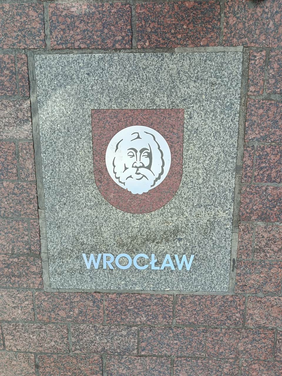 Herb Wrocławia w nawierzchni toruńskiego deptaku wskazuje jeden ze śląskich kierunków kupieckich kontaktów