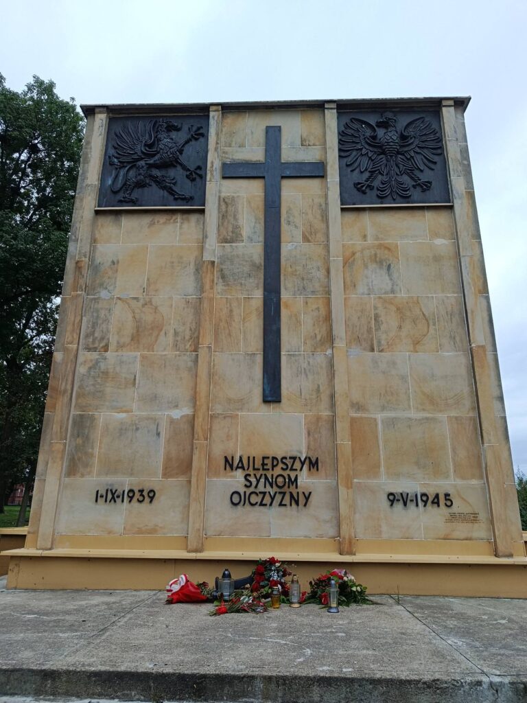 Krzyż, gryf, orzeł i dedykacja na głównej ścianie mauzoleum w Tucholi. Fot. Łukasz Augustyński