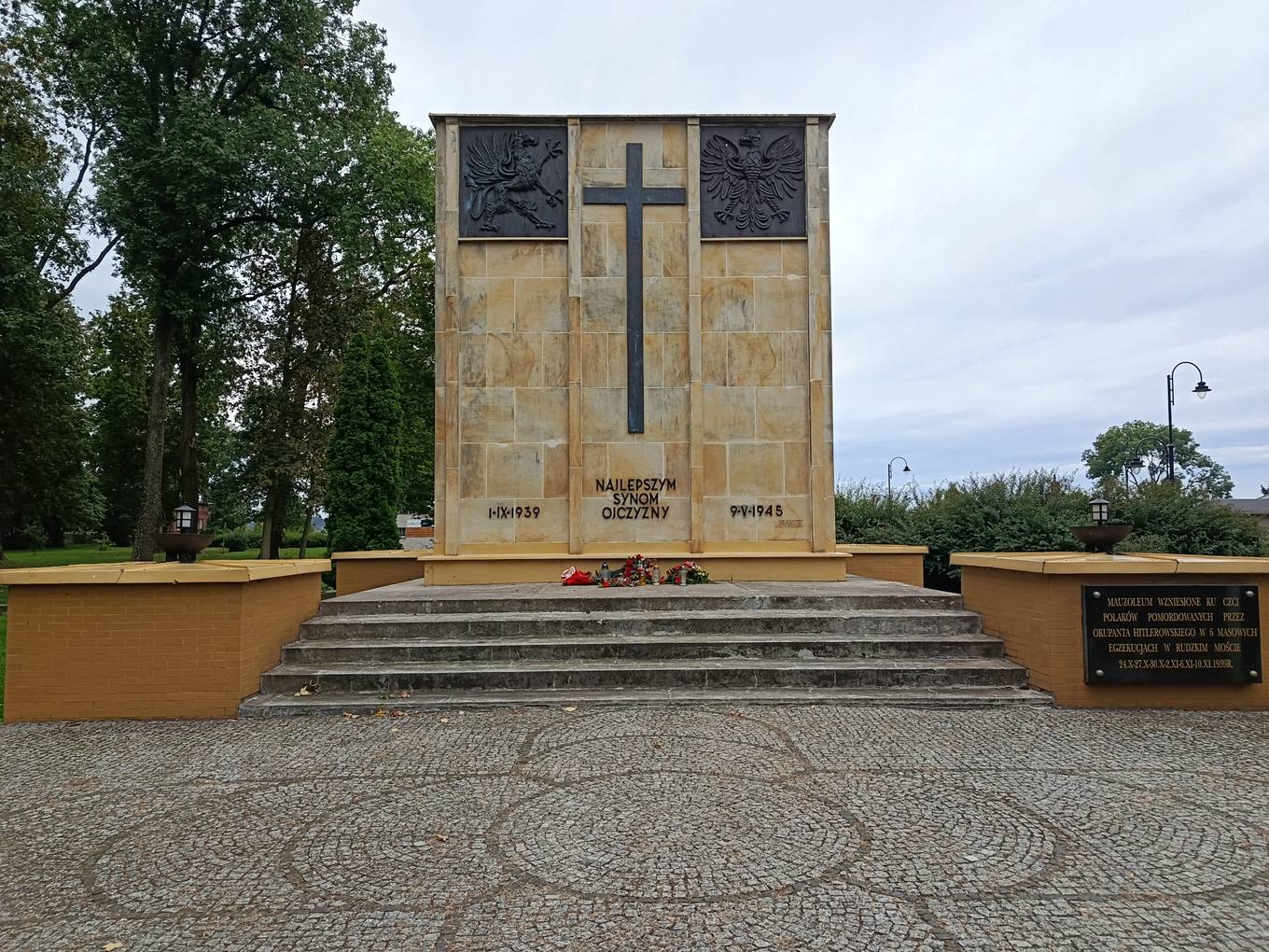 Mauzoleum przy zbiegu ulic Świeckiej i Chopina w Tucholi — widok od frontu. Fot. Łukasz Augustyński