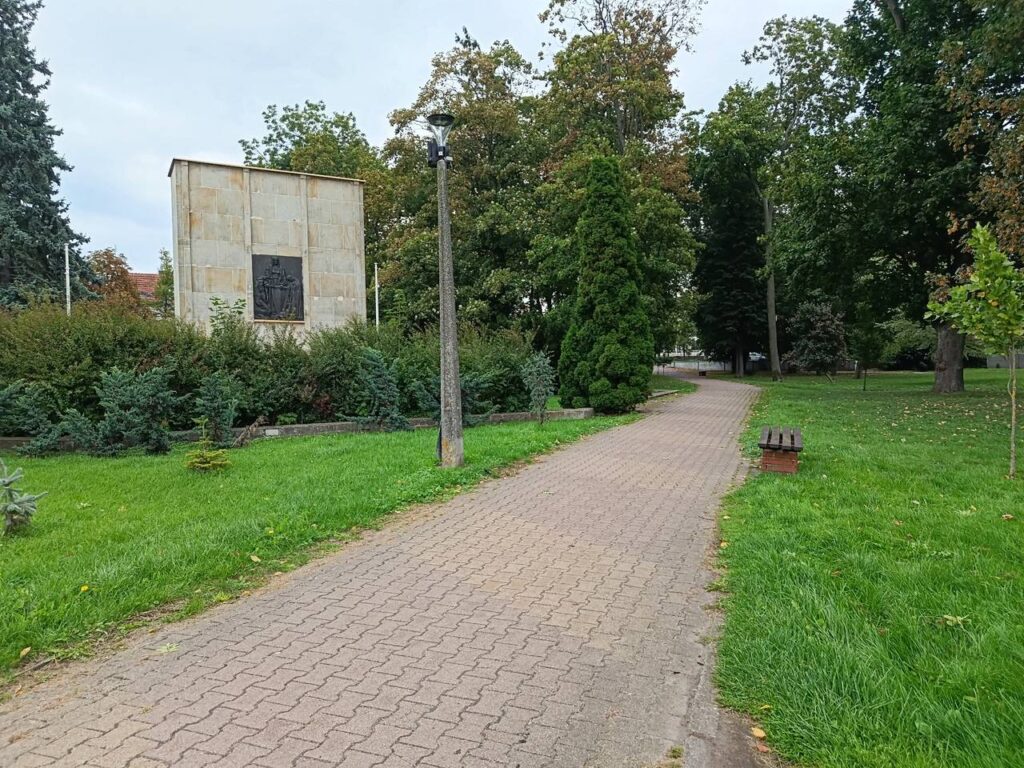 Mauzoleum w Tucholi w otoczeniu zieleni — widok od tyłu. Fot. Łukasz Augustyński